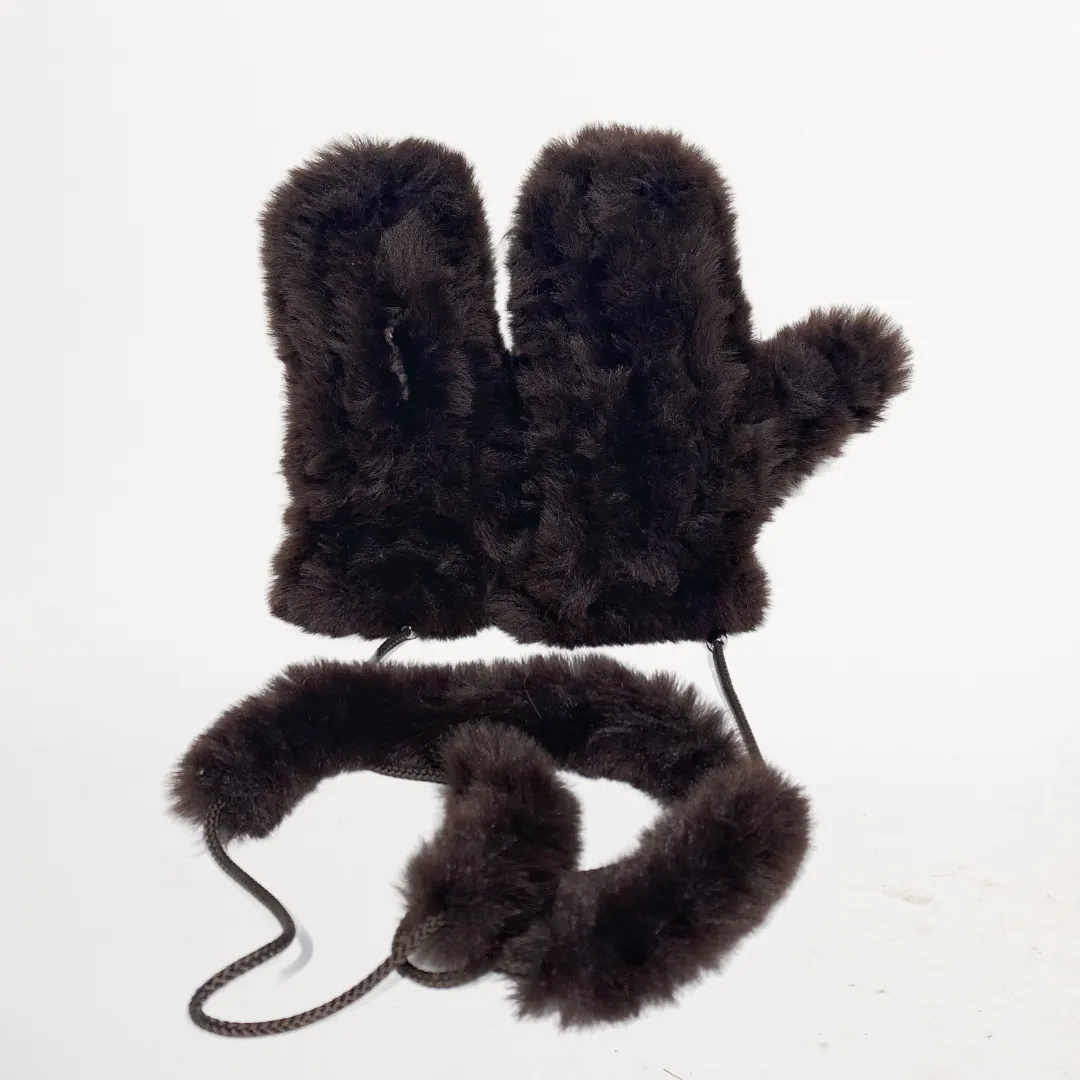 Bunny Hop String Mitten